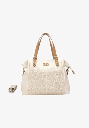 Bolso de mano crema con asas color tostado, paneles frontales florales detallados con corte láser, y correa de hombro a juego desmontable colocada a su lado.