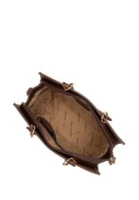 Borsa in pelle marrone con doppio manico superiore, hardware dorato e un ampio interno foderato con un tessuto beige stampato con "WITTCHEN."