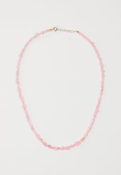 Collar de gema rosa hecho de pequeñas cuentas redondas y de forma irregular con cierre de broche y cadena extensora, con superficie texturizada.