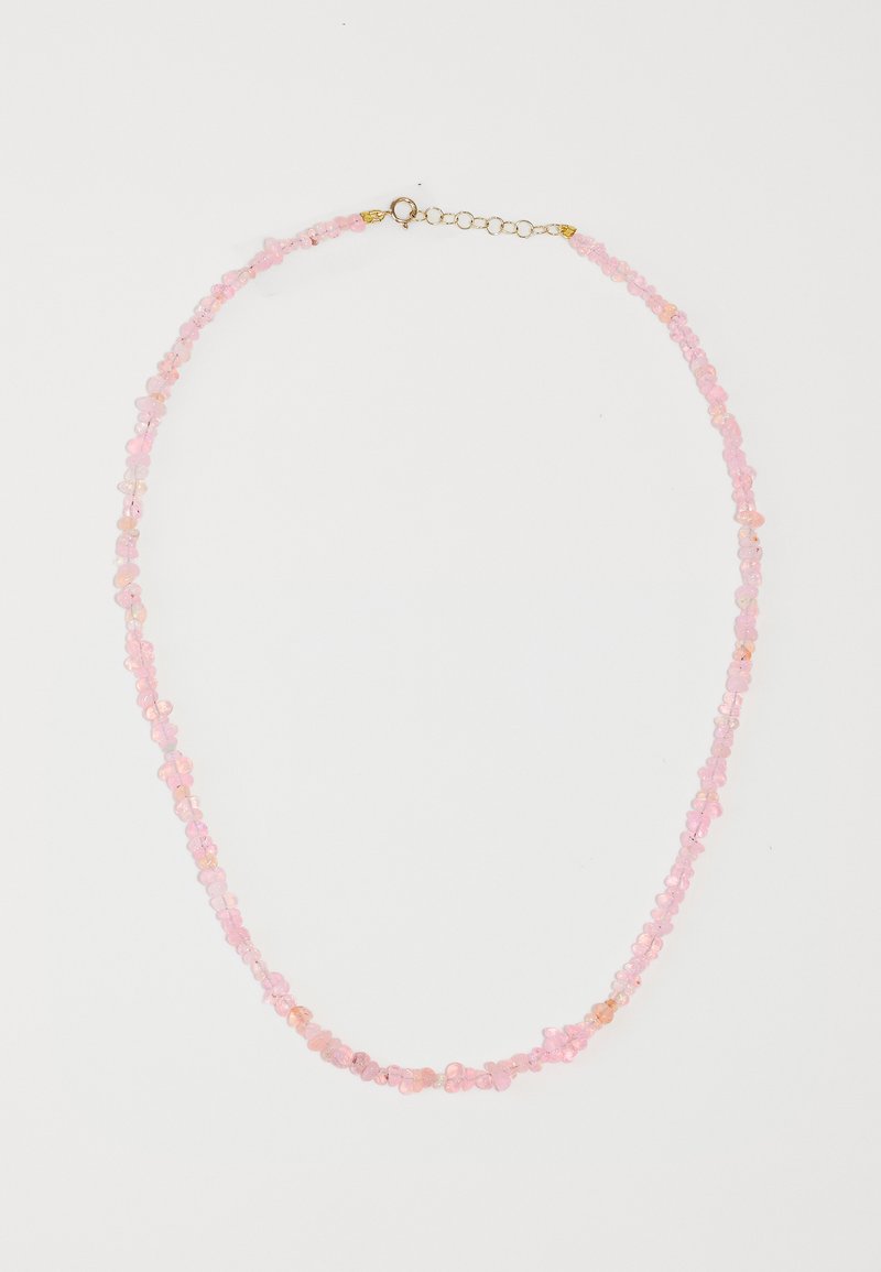 Rosa ädelstenshalsband gjort av små, runda och oregelbundet formade pärlor med en låsning och förlängningskedja, med strukturerad yta.