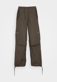 Spodnie cargo w ciemnooliwkowym kolorze. Cechy: elastyczny pasek w talii, dwie boczne kieszenie z klapami oraz kieszenie zapinane na zamek na udach.