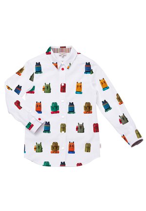 Biała koszula z długim rękawem na guziki, z kolorowymi ilustracjami plecaków w różnych kolorach i wzorach nadrukowanymi na całej powierzchni.