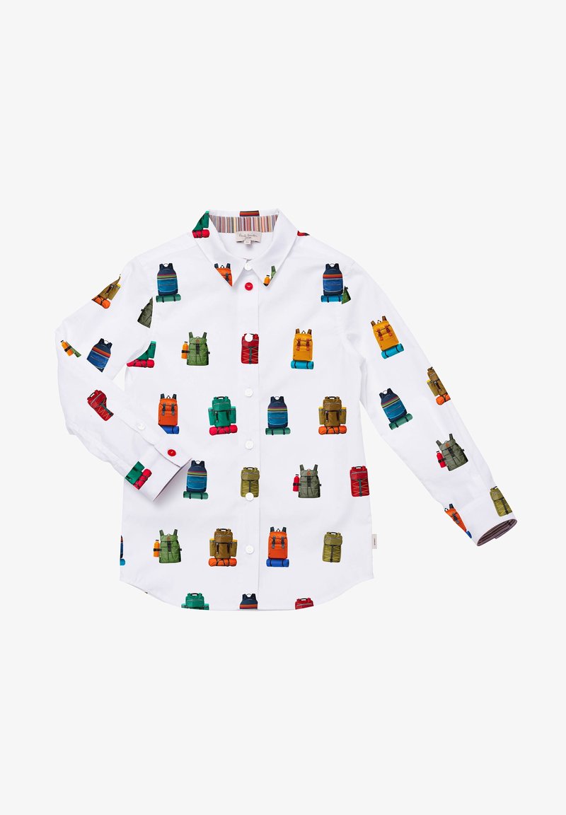 Chemise blanche à manches longues avec boutons, imprimée d’illustrations colorées de sacs à dos dans différentes couleurs et designs.