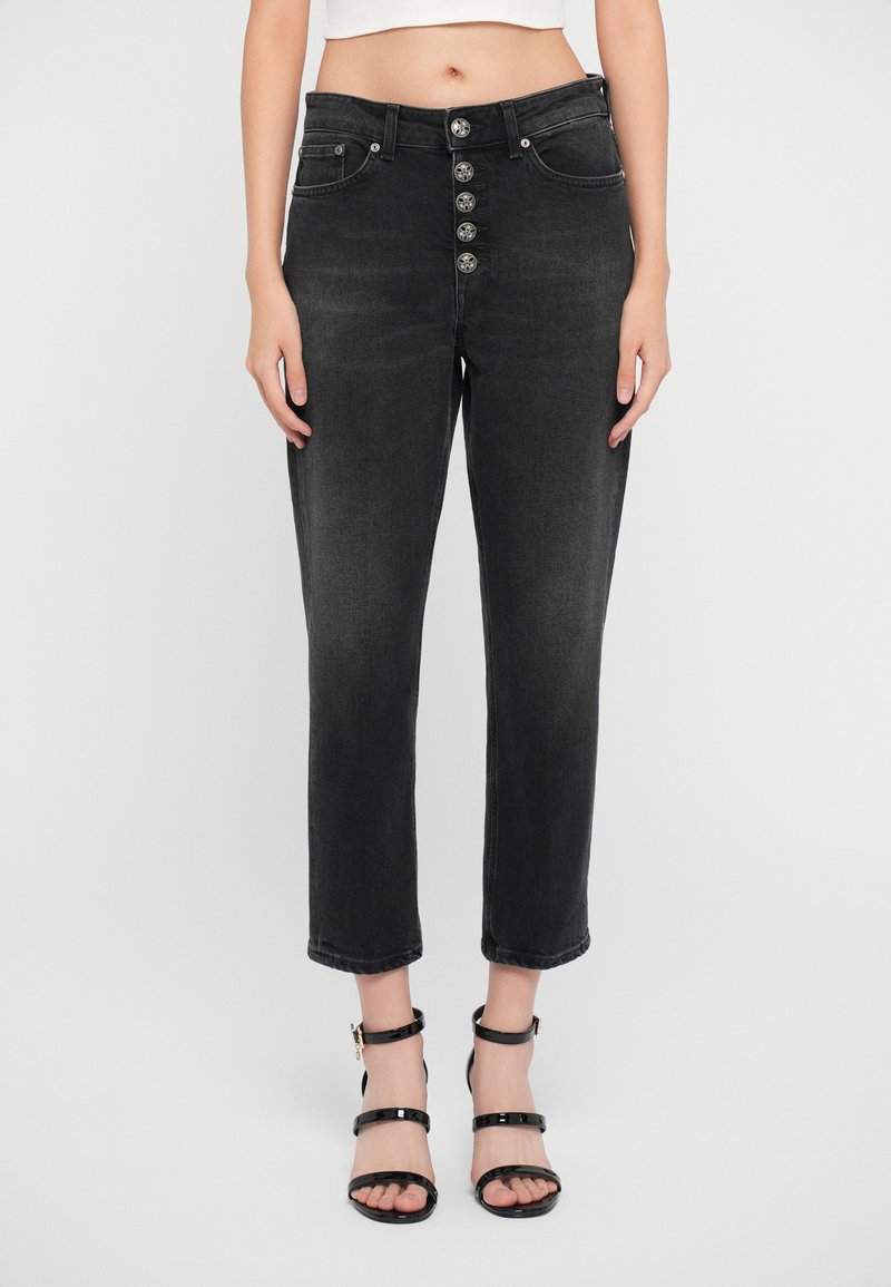 Jeans de mezclilla negra con cintura alta, cierre de cinco botones y puños recortados. Textura suave con un ligero desgaste. Incluye bolsillos laterales y traseros.