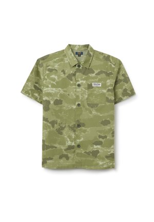 Camisa de camuflaje verde de manga corta hecha de tela ligera, con un diseño de frente abotonado y un bolsillo en el pecho con una etiqueta.