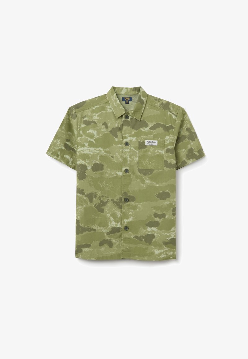 Groene camouflage shirt met korte mouwen, gemaakt van lichtgewicht stof, met een knoopsluiting aan de voorkant en een borstzak met een label.
