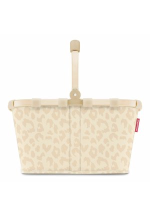 Beiger Stoff-Einkaufskorb mit Leopardenmuster, beigem Kunststoffgriff und rotem Etikett an der Seite.