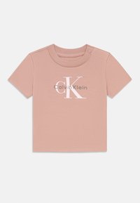 Rosa kortermet T-skjorte i myk bomull, med en fremtredende hvit "CK" logo og tekst "Calvin Klein". Trykknappstenging på skulderen.