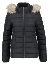 Czarna kurtka puchowa z zamkiem błyskawicznym z przodu, pikowany design i odpinanym kapturem wykończonym futerkiem. Posiada boczne kieszenie i elastyczne mankiety.
