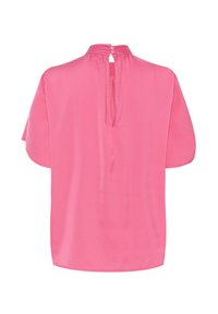 Blusa de manga corta rosa con un corte relajado, una pequeña abertura tipo ojal en la parte trasera y un sutil pliegue alrededor del escote. Textura suave.