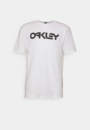 Biała bawełniana koszulka z czarnym logo "OAKLEY". Krótkie rękawy i okrągły dekolt z gładką teksturą.