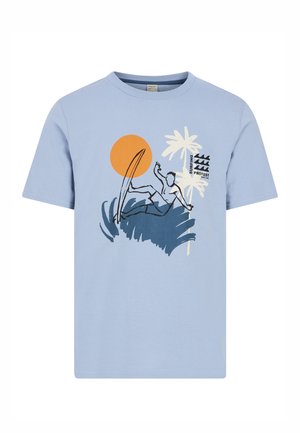 Lichtblauw t-shirt met een afbeelding van een persoon die golven surf, een oranje zon, twee palmbomen en de tekst "SURFING PROTEST."