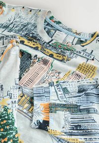 Top z bavlnenej zmesi s potlačou panorámy New Yorku v žltých, zelených a čiernych odtieňoch. Dizajn s okrúhlym výstrihom a detailom v podobe vrecka.