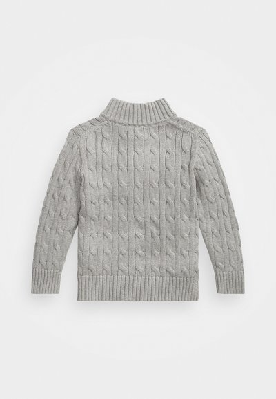Sweater de malha canelada em cinza claro, com um colarinho alto, bainha e punhos canelados, apresentando padrões texturizados por todo o tecido.