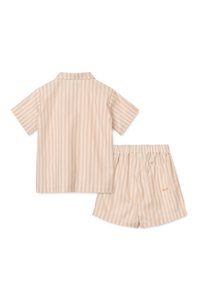 Chemise beige clair à manches courtes et short assorti avec des rayures blanches verticales. La chemise a un col ; le short a une taille élastique et une poche.