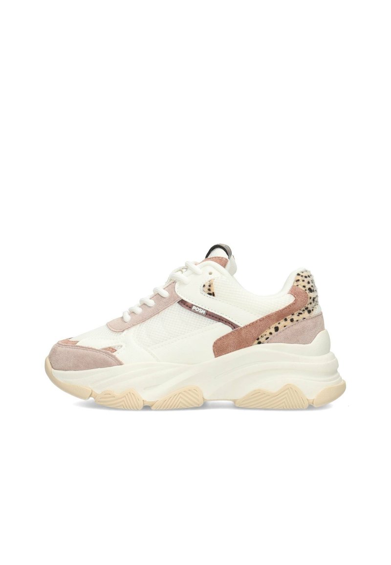 Zapatilla blanca con detalles en ante rosa y estampado animal. Materiales de malla y suela de goma gruesa con un patrón texturizado. Cuenta con diseño de cordones.