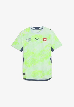 Maillot de sport à manches courtes marbré vert clair et blanc avec logo Puma, drapeau suisse et emblème de la Fédération suisse de football sur la poitrine.
