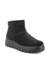 Stivaletti neri in suede con punta arrotondata e suola in gomma texturizzata. Presentano un design elegante e cuciture minime, adatti a diversi tipi di outfit.