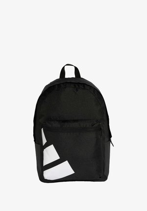Zaino in tessuto nero con parte superiore arrotondata, dotato di una grande tasca frontale e di un design con logo bianco. Include spallacci regolabili e manico superiore.