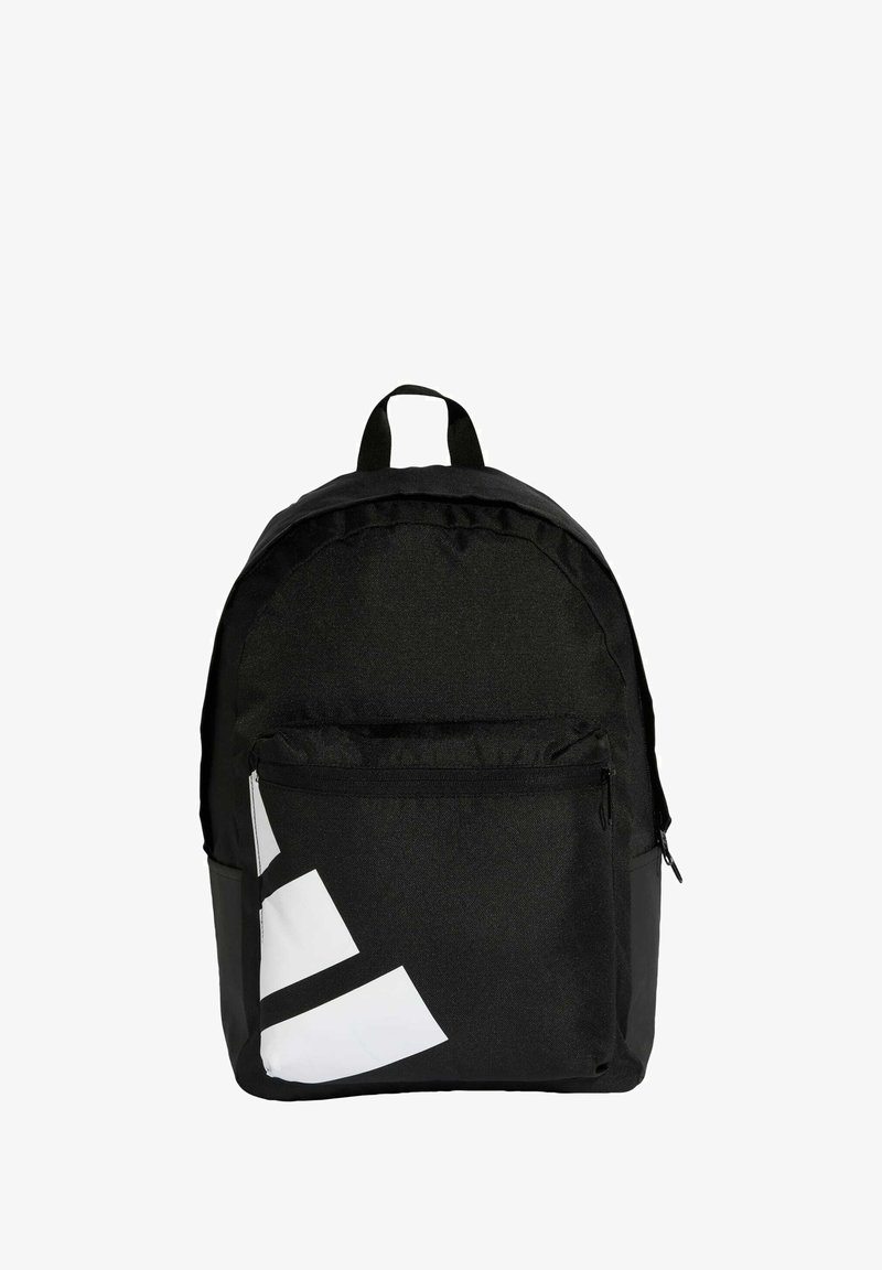 Mochila de tela negra con parte superior redondeada, que presenta un gran bolsillo frontal y un diseño de logo en blanco. Incluye correas ajustables y un asa en la parte superior.