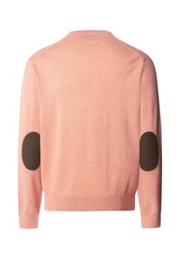 Jasnoróżowy sweter z długim rękawem, z prążkowanymi mankietami i obrębem, z ciemnobrązowymi owalnymi łatami na łokciach obu rękawów.