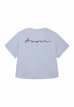 Lichtblauw oversized t-shirt met het woord "Amour" in stijlvolle zwarte cursieve letters op de achterkant. Eenvoudig en casual ontwerp.