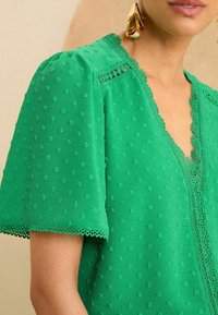 Love & Roses DOBBY FLUTTER SLEEVE REGULAR FIT - Blúzka - green