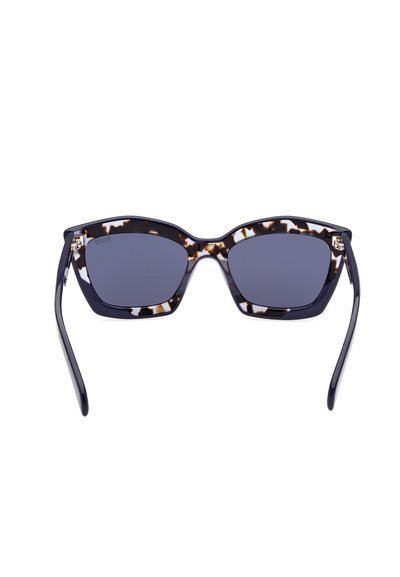Occhiali da sole con montatura quadrata, bracci in plastica blu scuro, lenti grigio scuro e parte frontale a motivo tartaruga. Dettagli metallici agli occhiali.