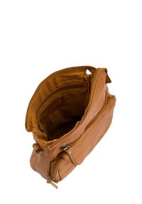 Tasche aus tanfarbenem Leder mit einem Reißverschluss-Hauptfach, Innenfach und Außenreißverschluss, mit einer weichen, strukturierten Oberfläche.
