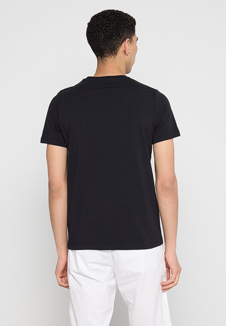 Chemise noire à manches courtes en coton, avec un col rond et un dos uni sans motifs ni graphismes.