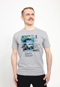 Šedé bavlněné tričko s grafickým designem s modrými a černými akcenty, včetně textu a uměleckého zobrazení Vincenta van Gogha.