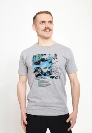 Grijze katoenen T-shirt met een grafisch ontwerp met blauwe en zwarte accenten, inclusief tekst en een artistieke afbeelding van Vincent van Gogh.