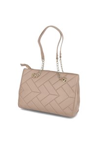 Sac à main matelassé beige de forme rectangulaire, avec deux anses supérieures et des accents en chaîne sur les sangles. Texture en cuir lisse avec un motif en chevrons.