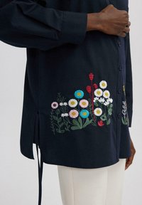 Touché Privé EMBROIDERED WITH SIDE SLIT DETAIL - Camicia - navy blue