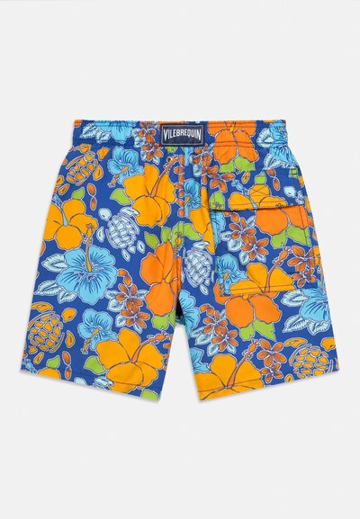 Badeshorts med blå bund og et levende blomsterprint i orange, gul, grøn og lyseblå. Elastisk linning med en logomærkat.