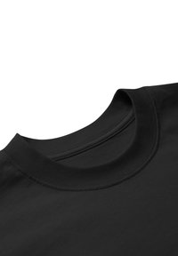 Camiseta de algodón negra con cuello redondo acanalado. Textura suave, mangas cortas y sin patrones ni diseños visibles.