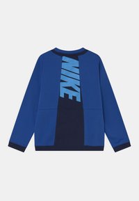 Sudadera de manga larga azul y marino con un panel central vertical marino y un gran texto "NIKE" en azul claro en la parte posterior.
