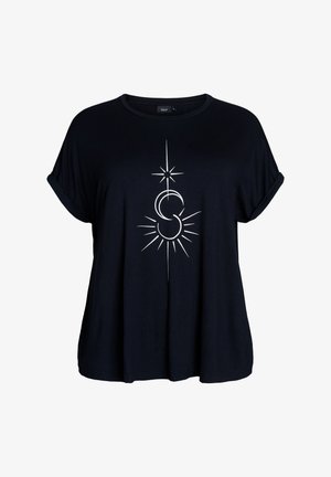 Svart T-shirt med kort ärm som har en vit geometrisk tryckdesign med en stjärna och en halvmåne på framsidan. Mjuk tygkvalitet, avslappnad passform.