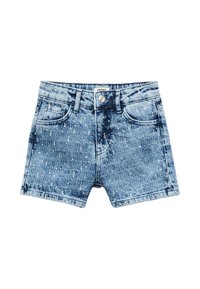 Shorts de mezclilla en azul claro con un patrón texturizado y lentejuelas plateadas dispersas. Cuenta con bolsillos frontales, cierre de botón y un dobladillo recto.