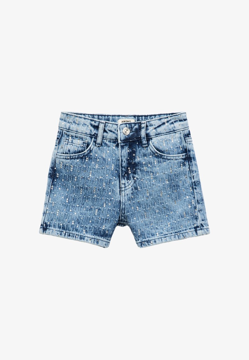Shorts de mezclilla en azul claro con un patrón texturizado y lentejuelas plateadas dispersas. Cuenta con bolsillos frontales, cierre de botón y un dobladillo recto.