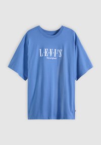 Šviesiai mėlynas trumpomis rankovėmis džersis, pagamintas iš medvilnės, su baltu Levi's logotipu ir įsteigimo data atspausdinta priekyje. Apvalios apykaklės dizainas.