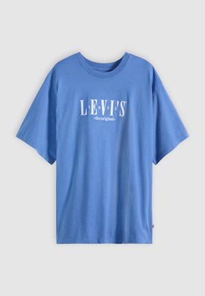 Svetr s kratkimi rokavi svetlo modre barve, izdelan iz bombaža, z belim logotipom Levi's in letnico ustanovitve, natisnjenim na sprednji strani. Oblika z okroglim izrezom.