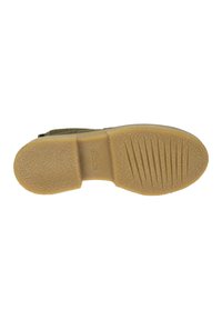 Chaussure à semelle en caoutchouc avec une surface texturée couleur tan, dotée d'un léger talon et d'un motif strié pour une meilleure adhérence. Tige en textile vert avec une finition semblable à du daim.
