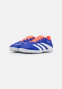 adidas Performance PREDATOR CLUB - Botines de fútbol para césped - lucid blue/footwear white/solar red