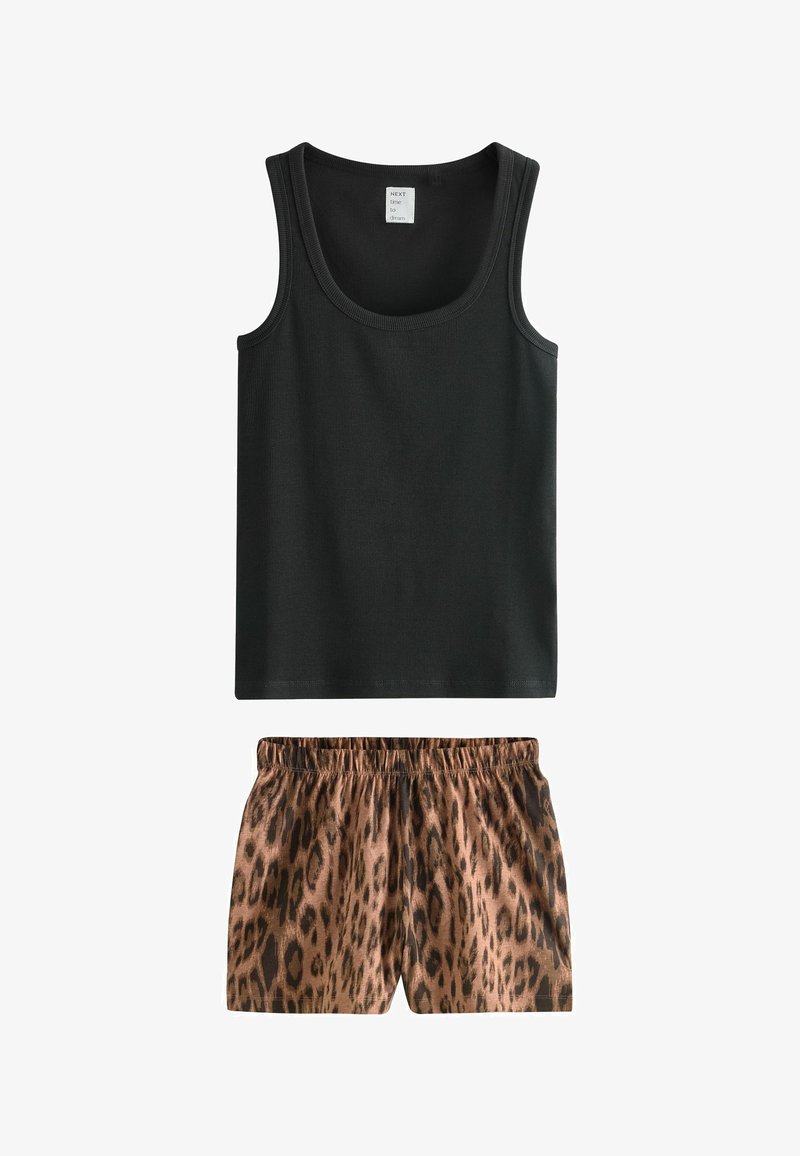 Schwarzes ärmelloses Tanktop kombiniert mit braunen Shorts mit Leopardenmuster und elastischem Bund, flach auf weißem Hintergrund liegend.