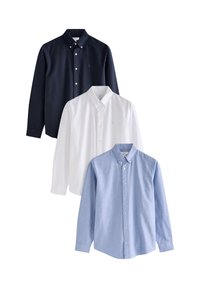 Drei Hemden mit Knopfleiste: marineblau, weiß und hellblau, mit klassischem Kragen und langen Ärmeln. Der Stoff wirkt glatt und strukturiert.