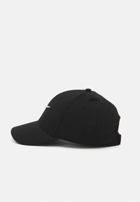 Sort bomuldsbaseballkasket med en buet skygge, struktureret design og justerbar rem bagpå. Har et lille logo foran.