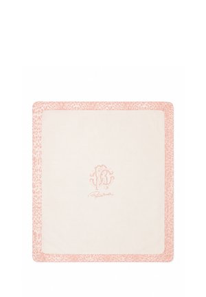 Vierkante beige sjaal met een lichtroze luipaardprint rand en een roze sierlijk logo en handtekening in het midden.