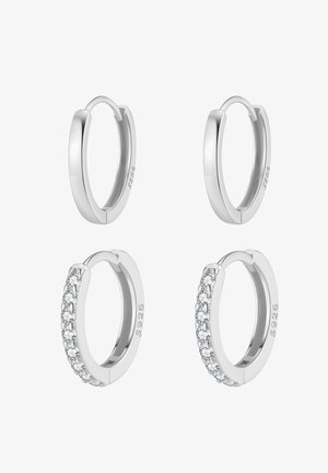 Sterling zilveren oorringen in twee ontwerpen: de ene gepolijst en de andere met een rij heldere edelstenen aan de zijkant.