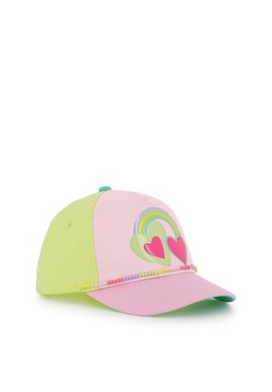 Gorra de béisbol con paneles amarillos y rosas, decorada con un arcoíris, dos corazones y una fila de pequeñas cuentas coloridas sobre la visera.